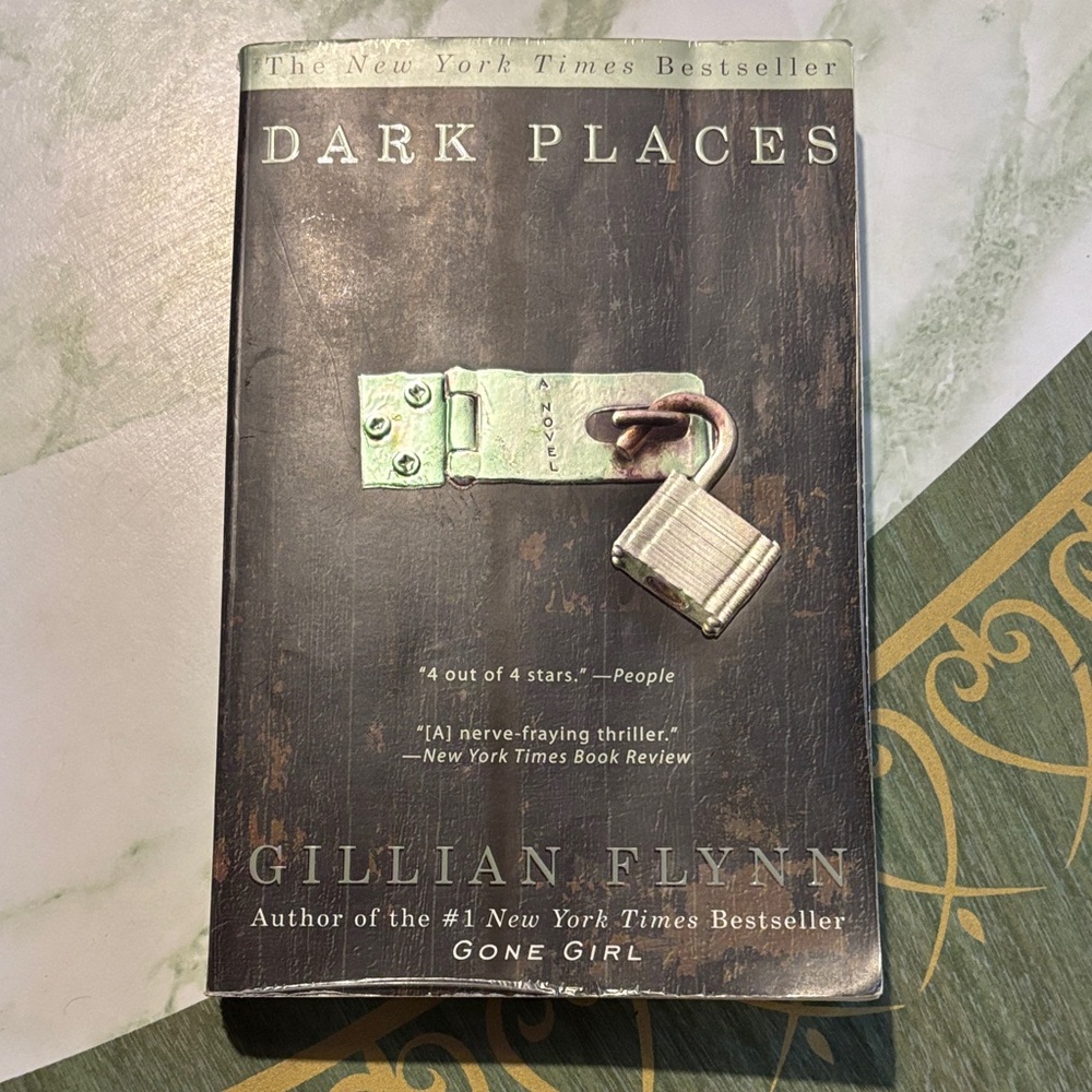 Dark Places by Gillian Flynn 🌻